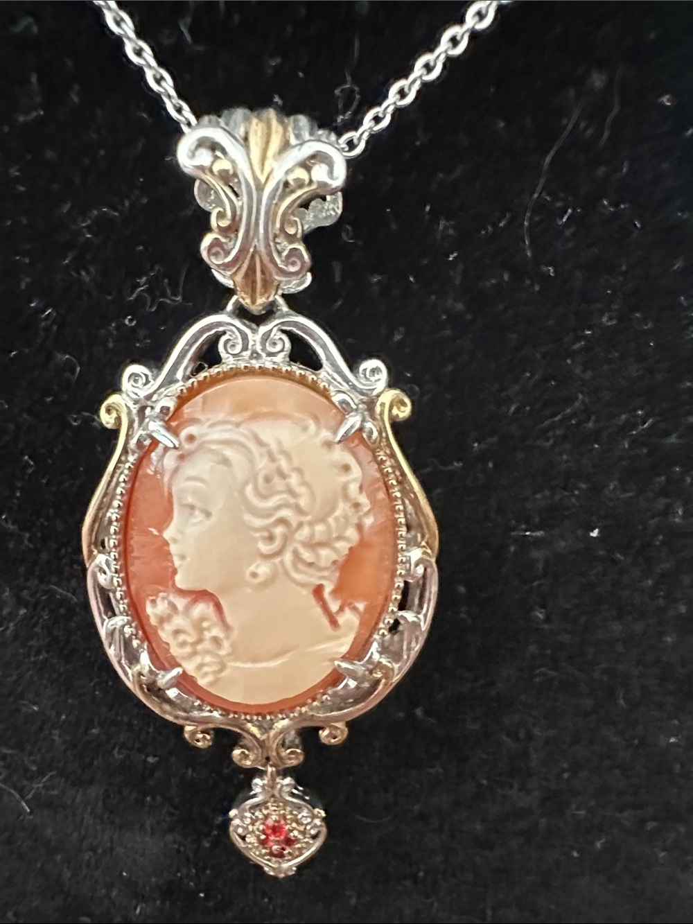 Vintage-style Coral Cameo Pendant in Peach and Gold